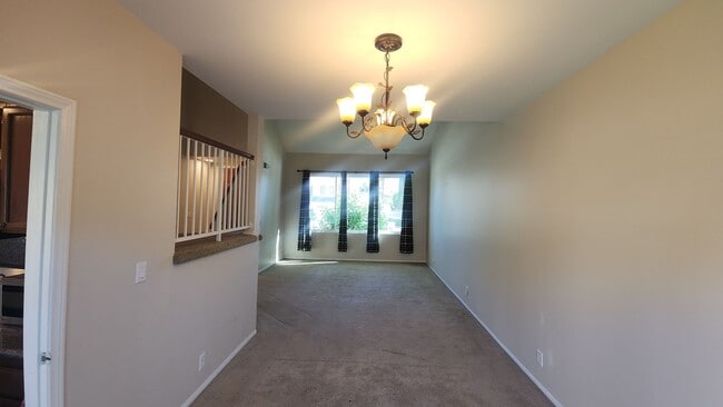 Building Photo - Amazing 2 story 4 bedroom home in Simi Val...