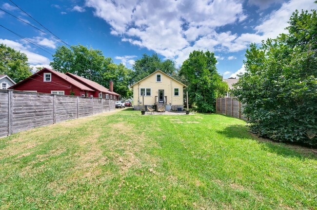 Building Photo - Walk to Hillsboro Village – 24th Ave S Gem!