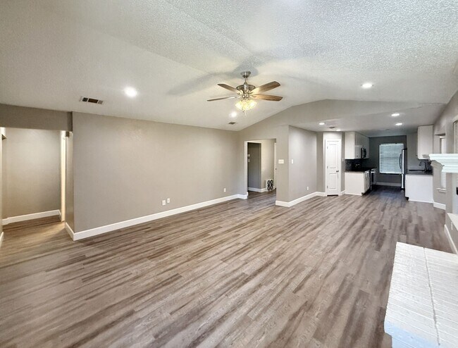 Building Photo - Comfortable 3-Bedroom Home for Lease in Ke...