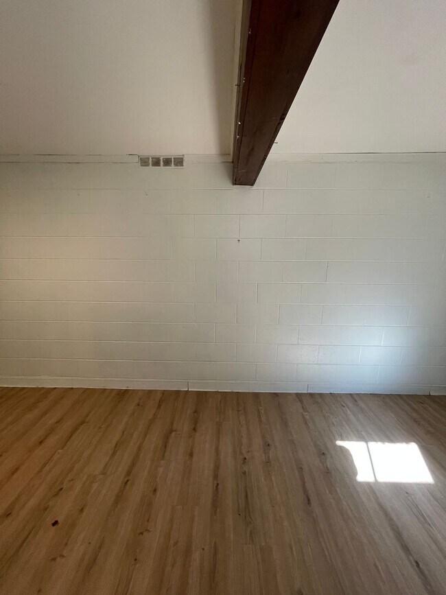 Building Photo - 402 N 6th Ave