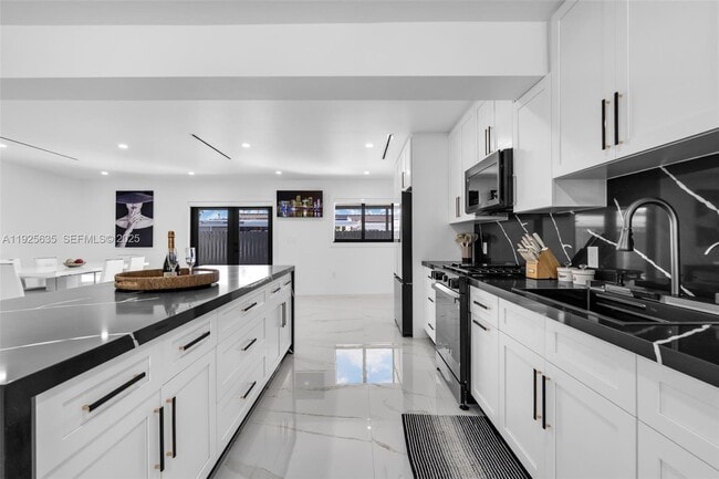 Building Photo - 864 W 69th Pl