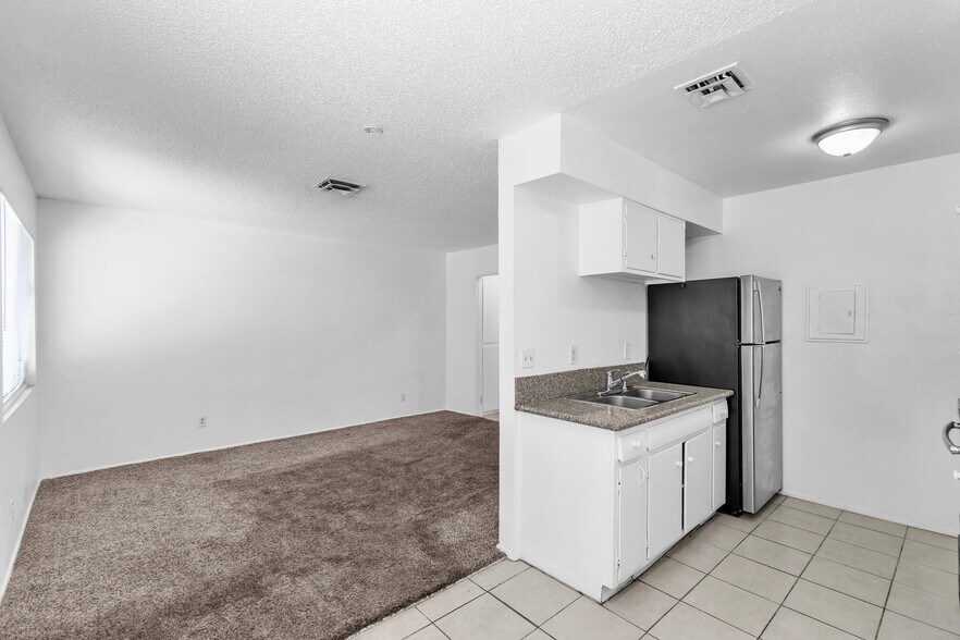 Building Photo - 2508 E Mesquite Ave