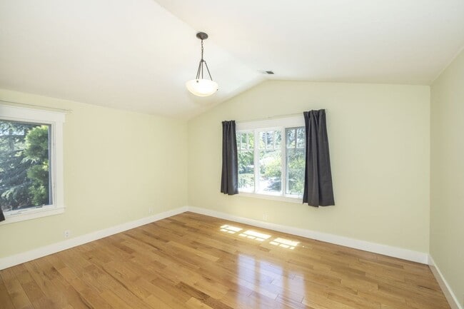 Building Photo - Lovingly Maintained 5 Bed, 3.5 Bath Execut...