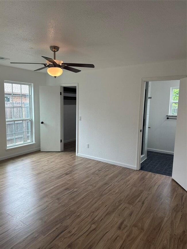 Building Photo - 1318 Alviola Ave