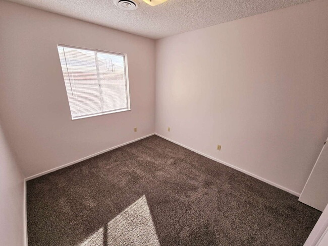 Building Photo - Spacious 4-Bedroom Oasis with Elegant Granite Touches in Vibrant Las Vegas!