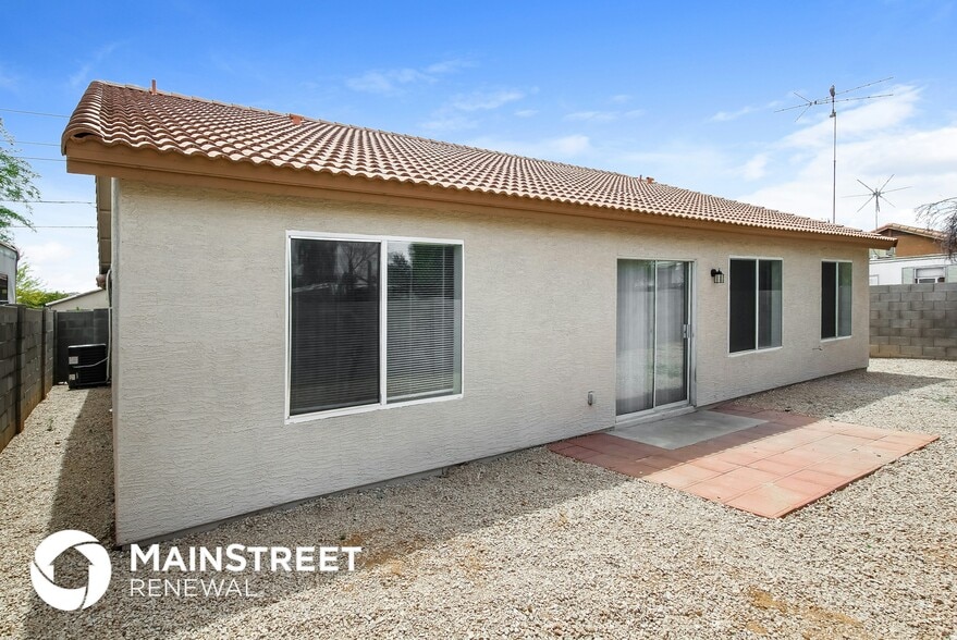 Building Photo - 2612 E Paradise Ln