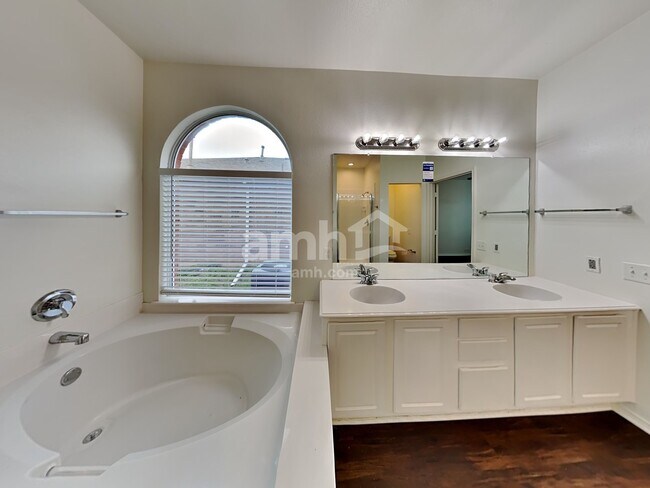 Building Photo - 2516 Aiken Ln