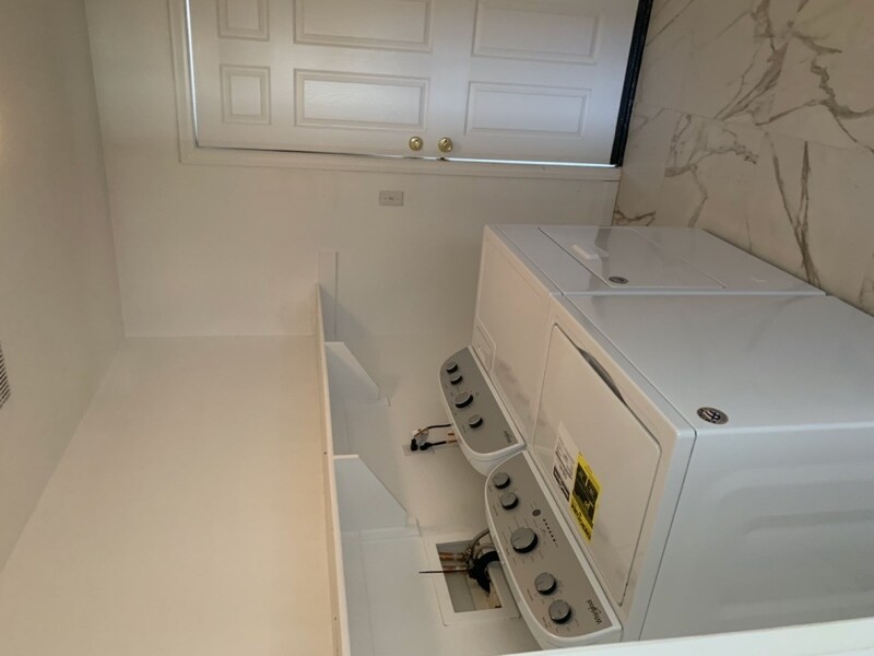 Building Photo - 9219 Canyon View Ave