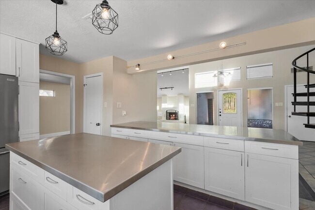 Building Photo - 6003 Long Leaf Dr