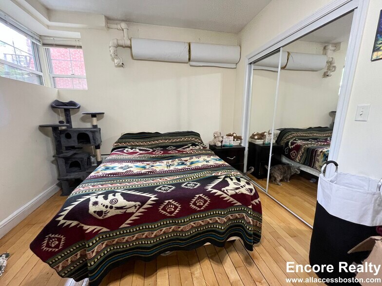 Building Photo - 1555 Beacon St