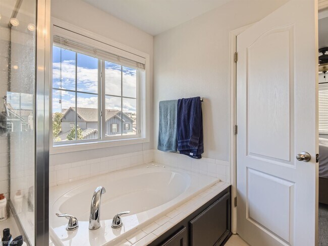 Building Photo - 5 br, 4 bath House - 664 Tiger Lily Way