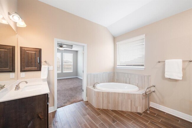 Building Photo - 521 Betony Lp