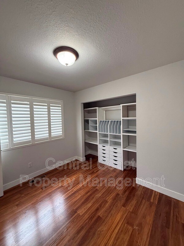 Building Photo - 9465 Valley Oak Way