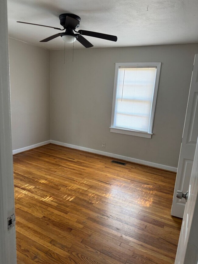 Building Photo - 320 W 41st St