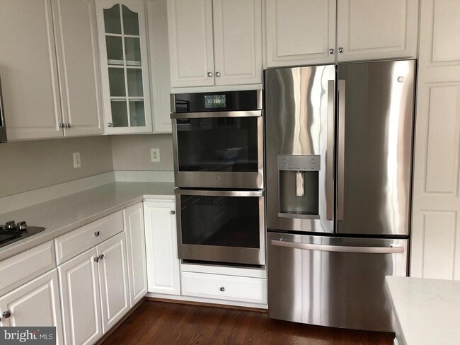 Building Photo - 27 Alexander St