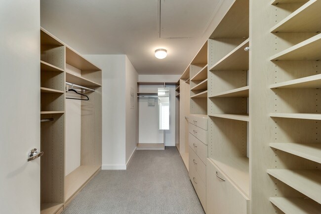 Building Photo - Stunning 2/2 Condo in Oak Lawn!