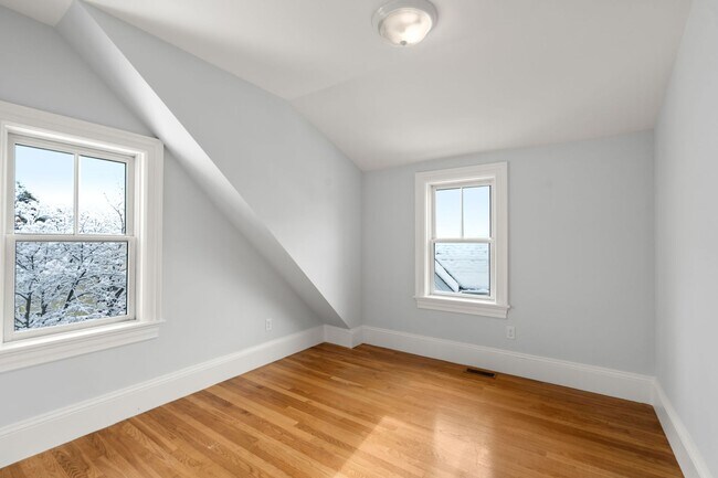Building Photo - Amazing 3 bed 3 bath in Allston
