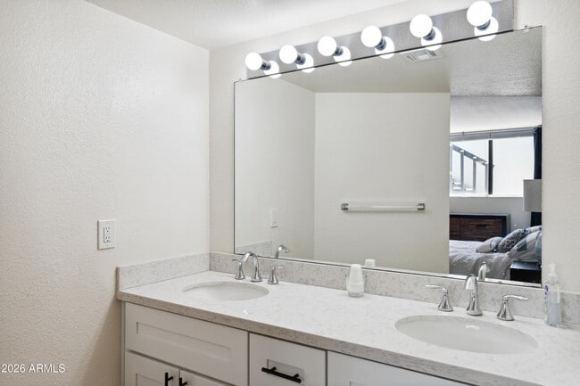 Building Photo - 7306 E Rancho Vista Dr