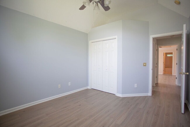 Building Photo - "Charming 4-Bedroom Retreat with Guest Suite & 3 Baths in Murfreesboro!"