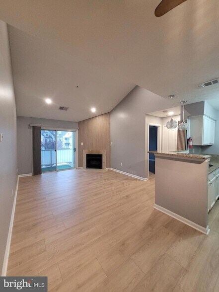 Building Photo - 8921 Town Center Cir
