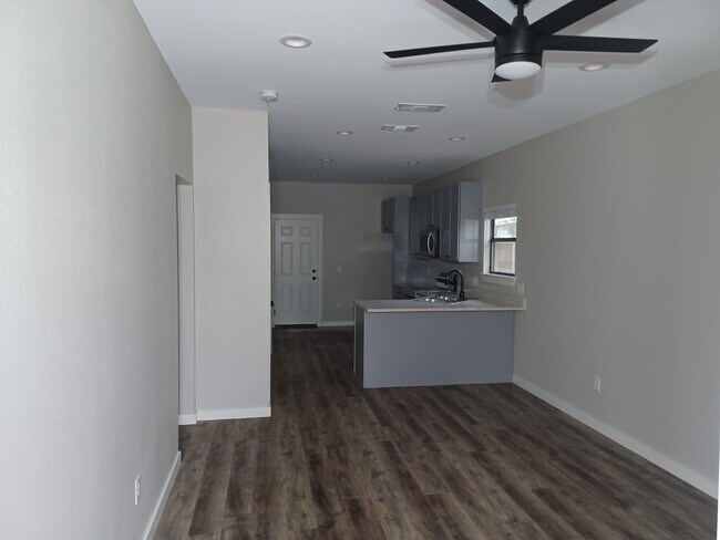 Building Photo - 1945 E Washington St