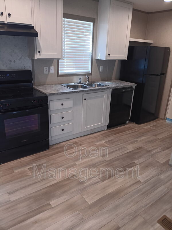 Building Photo - 2710 N Farm Rd 137