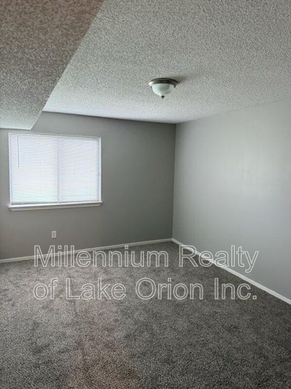 Building Photo - 25 Louck St