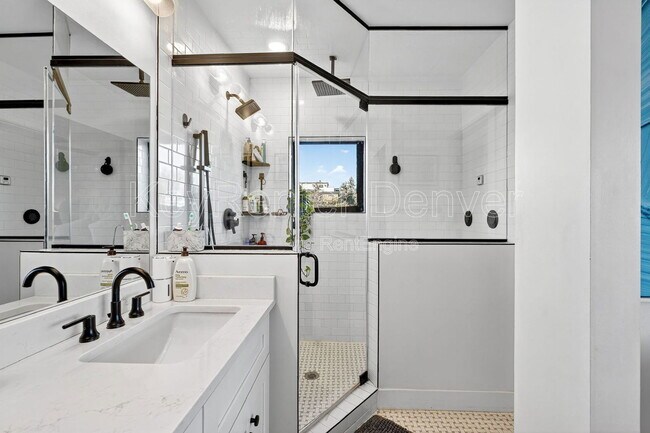 Building Photo - 1299 Newton St