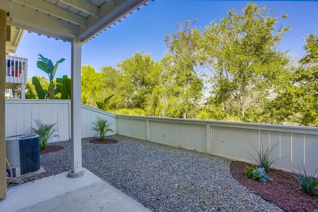 Building Photo - 2 Bedroom Oceanside Condo, with Private Ya...