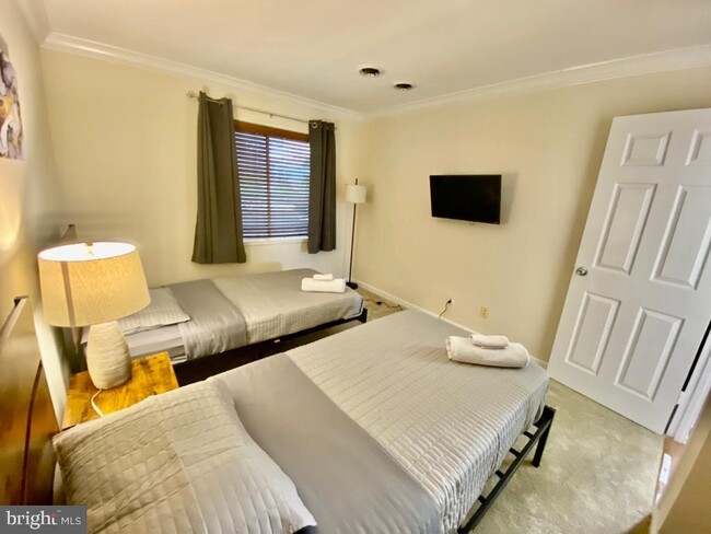 Building Photo - 2624 Redcoat Dr