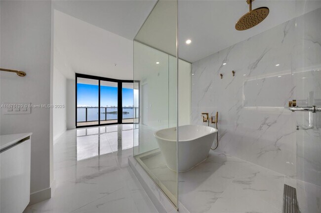 Building Photo - 700 NE 24th St