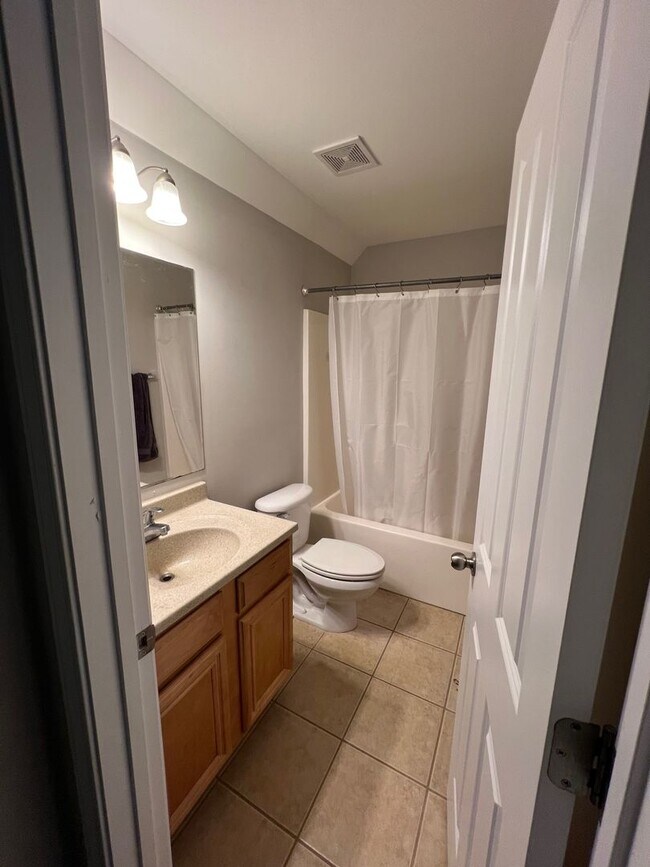 Building Photo - One Bedroom for Rent (Tenant Placement) in 4BR Home – Ensuite Bath | $800