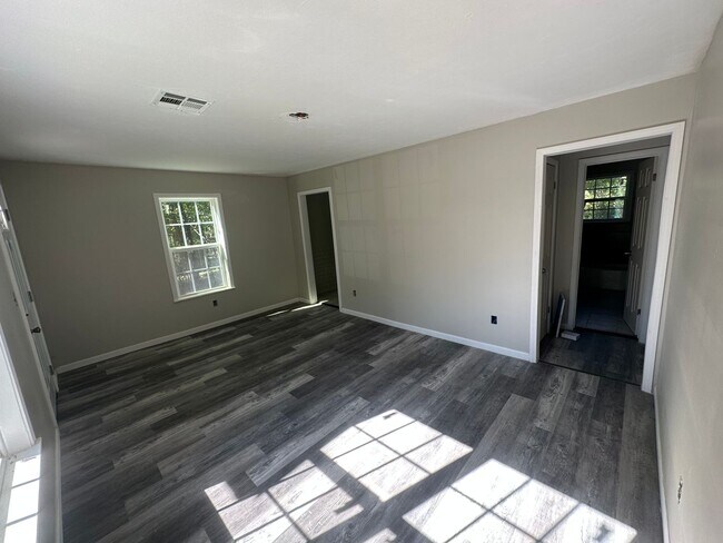 Building Photo - Cozy home in North Tulsa on a quiet street...