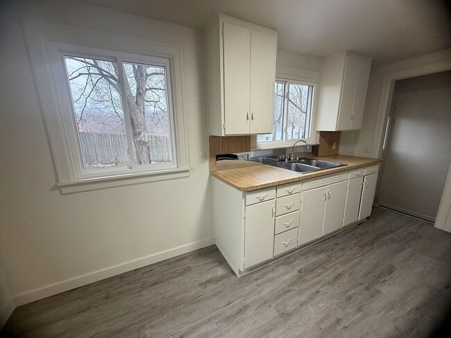 Building Photo - Nice, Recently Remodeled 2-Bedroom Bungalow with River Access in Bristol