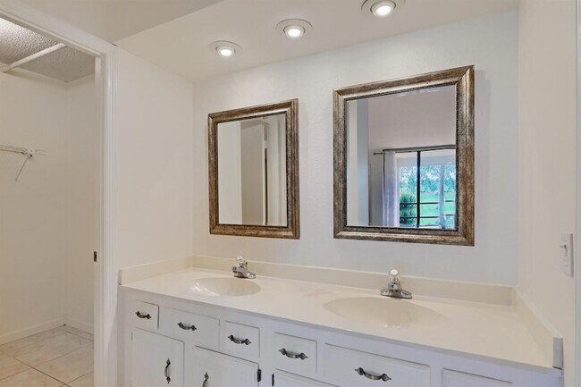 Building Photo - 5390 Woodland Lakes Dr