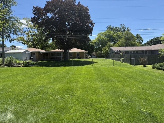 Building Photo - Beautiful 2 BR house in Bloomington. 1.5 bathroom