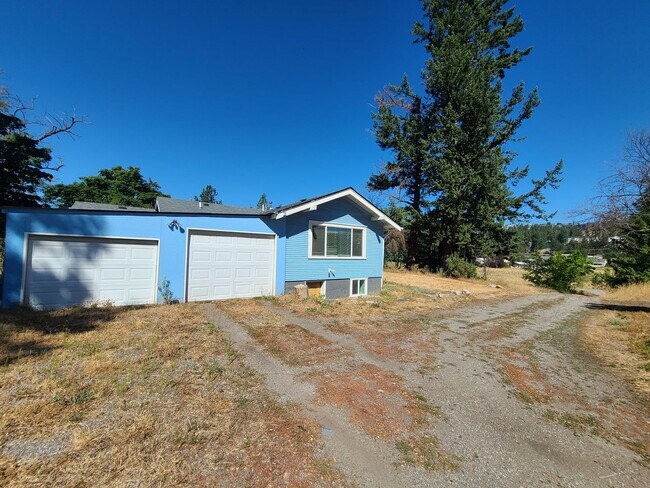 Building Photo - $2,200- 4 Bed / 2 Bath House on an Almost Acre Lot in Spokane Valley