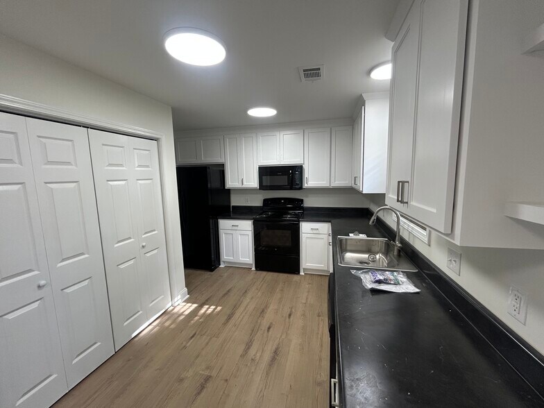 Building Photo - 151 Whispering Glen Cir