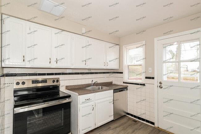 Building Photo - 1213 Addison Dr