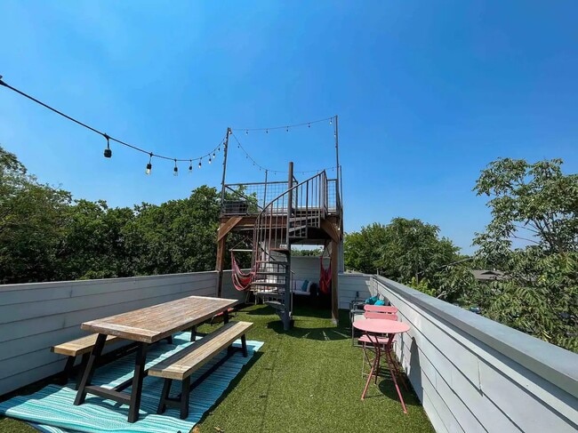 Building Photo - "Charming 2-Bed, 1.5-Bath Condo with Grani...
