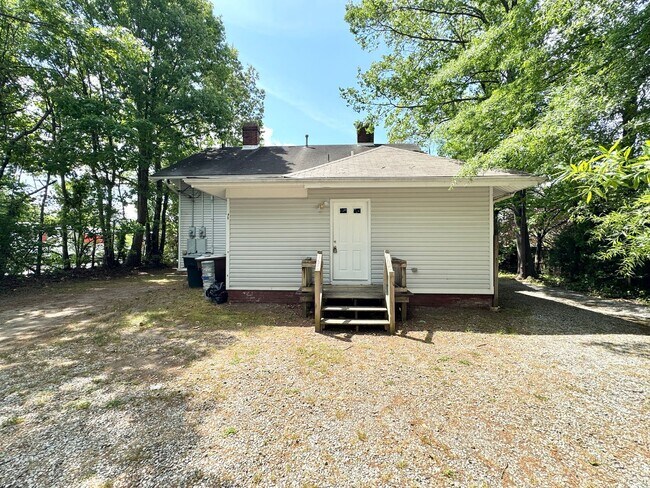 Building Photo - Adorable 2 Bedroom - Upstairs Unit Convenient to Downtown Greensboro & UNCG!