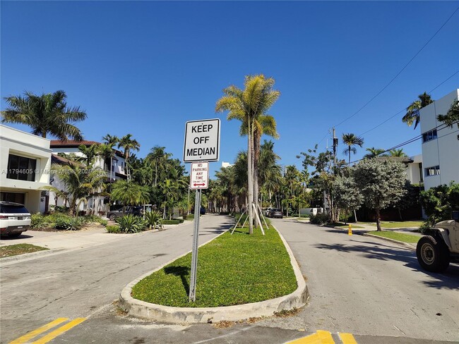 Building Photo - 1823 S Bayshore Ln