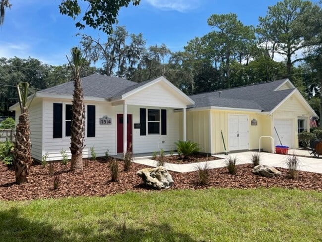 Building Photo - Recently Constructed  2 Bedroom House Clos...