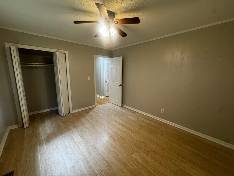 Building Photo - Room in Duplex on Monticello St