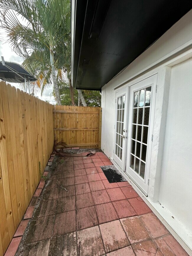 Building Photo - 5839 Daphne Dr