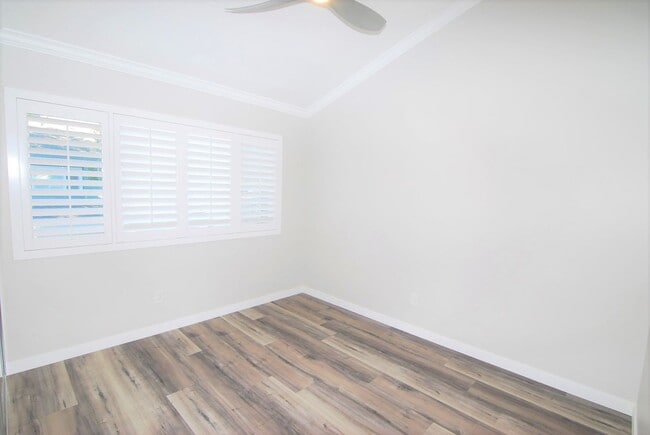 Building Photo - Stunning Fully Remodeled Condo in Costa Mesa