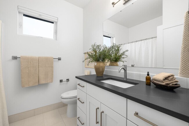 Building Photo - Brand New Luxury Duplex-Top of the line finishes & walking distance to The Village.