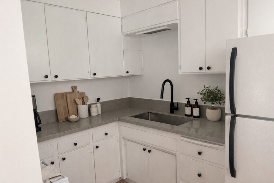 Building Photo - 2413 Hidalgo Ave