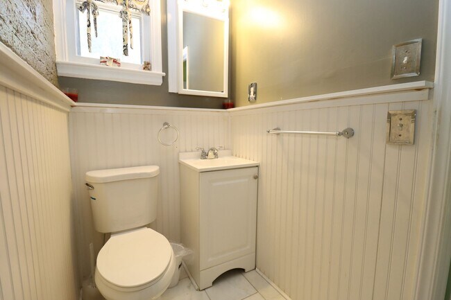 Building Photo - Charming 3 Bedroom, 2 Bath Brick Bungalow ...