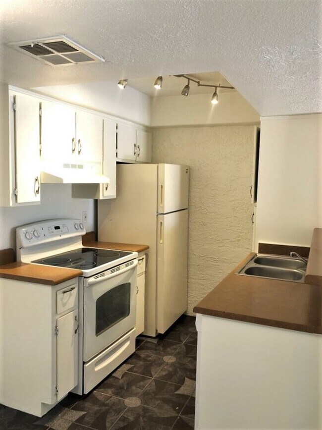 Building Photo - Loft Style Townhome